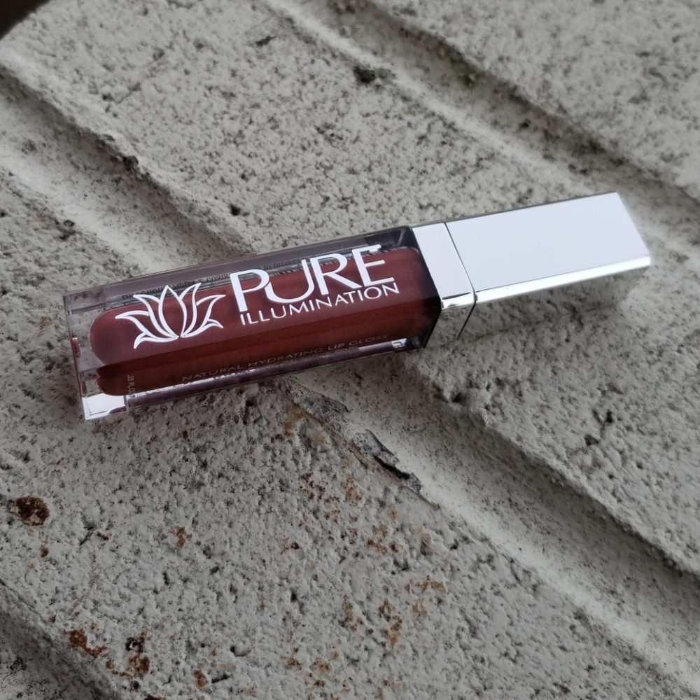 Pure Illumination Hydrating Gloss in wineberry